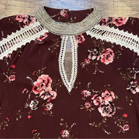 Buckle BKE Boutique Floral Bell Sleeve Blouse with Rhinestone and Lace Details - Picture 3 of 8